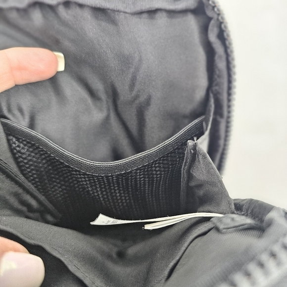 LULULEMON Black EASY ACCESS CROSSBODY BAG WATER REPELLENT ADJUSTABLE - Picture 6 of 7